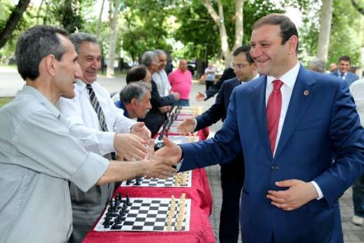 Rafael Vahanyan plays chess with children