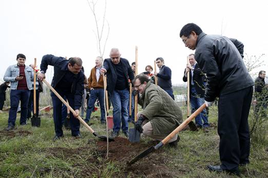 Քաղաքապետ Տարոն Մարգարյանը ՀՀ-ում հավատարմագրված դեսպանների հետ ծառեր է տնկել Ծիծեռնակաբերդի հուշահամալիրի հարակից անտառային գոտում