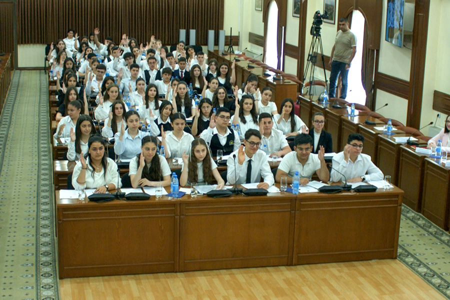 Schoolchildren as members of Yerevan Council of Elders