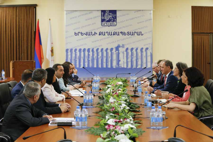 Deputy Mayor Levon Hovhannisyan meets representatives of European Investment Bank