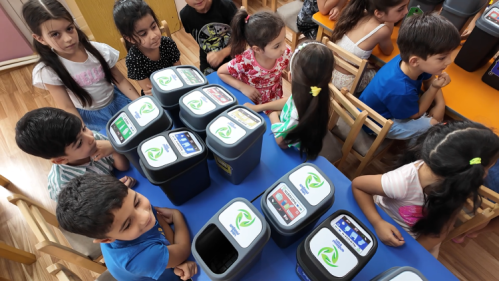 Preschoolers learn to sort waste