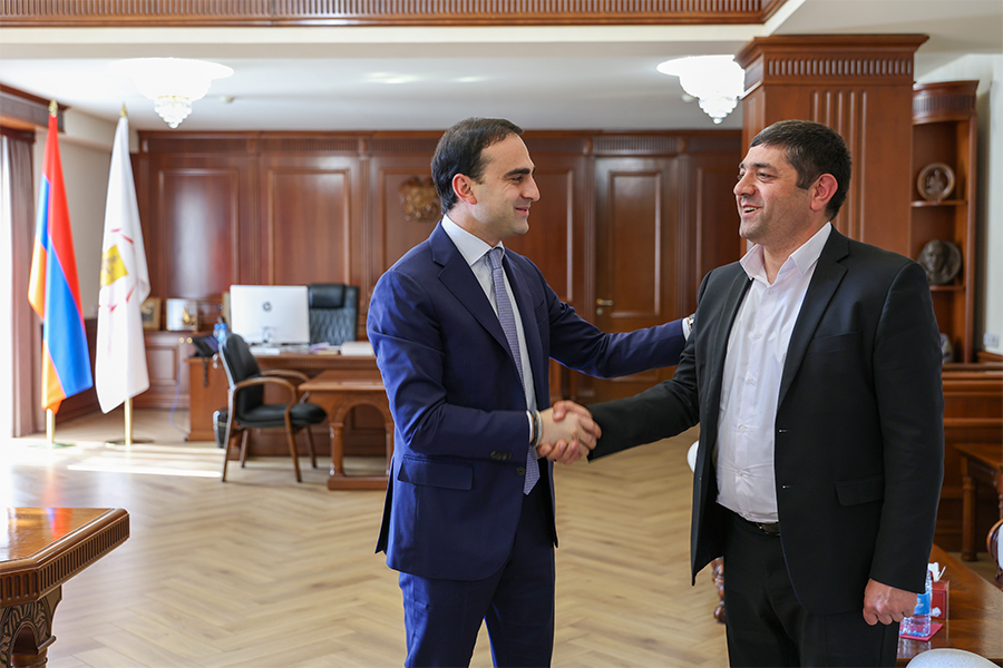 Yerevan Mayor Tigran Avinyan meets with  Acting Head of Parakar Community Ludvig Gyulnazaryan