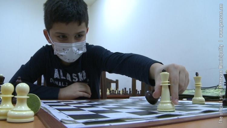 Rafael Vahanyan plays chess with children